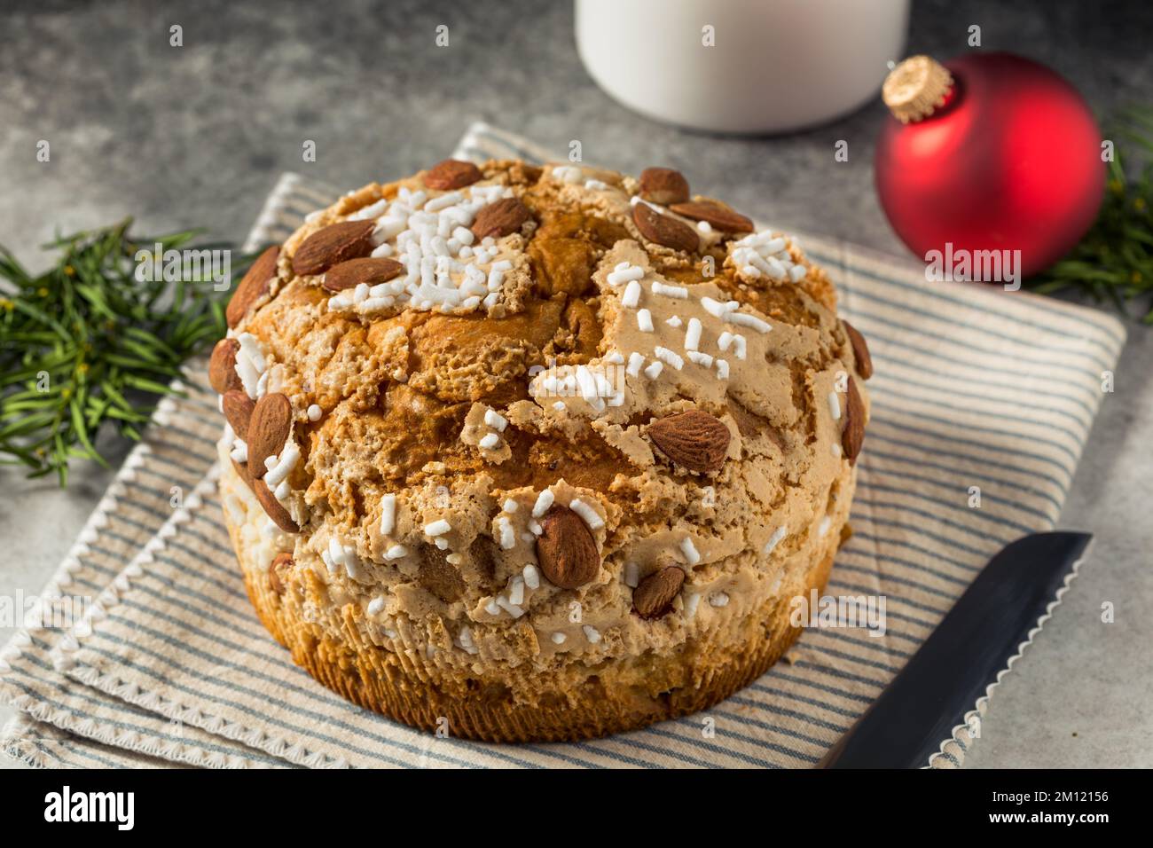 Panettone italiano fatto in casa con zucchero e frutta secca Foto Stock