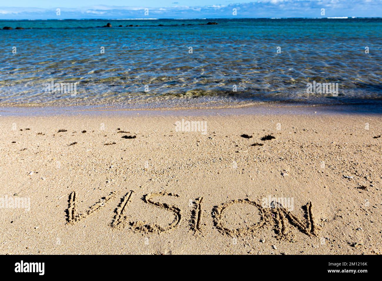 VISIONE - come un messaggio scritto con un dito nella sabbia su una spiaggia con le onde e l'oceano blu a Mauritius Island, Africa, vista dall'alto, nessuno Foto Stock