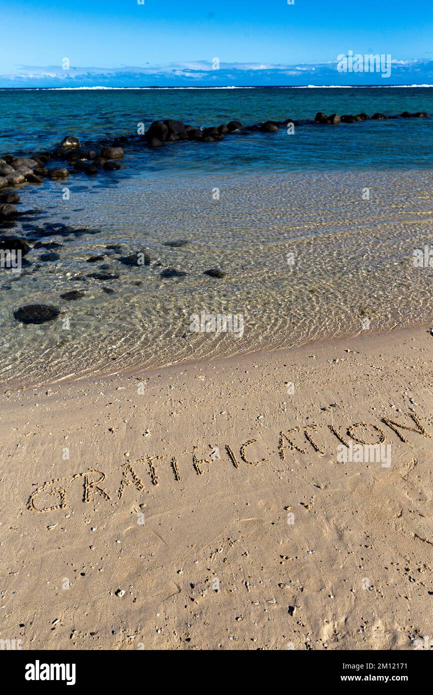 GRATIFICAZIONE - come un messaggio scritto con un dito nella sabbia su una spiaggia con le onde e l'oceano blu a Mauritius Island, Africa, vista dall'alto, nessuno Foto Stock