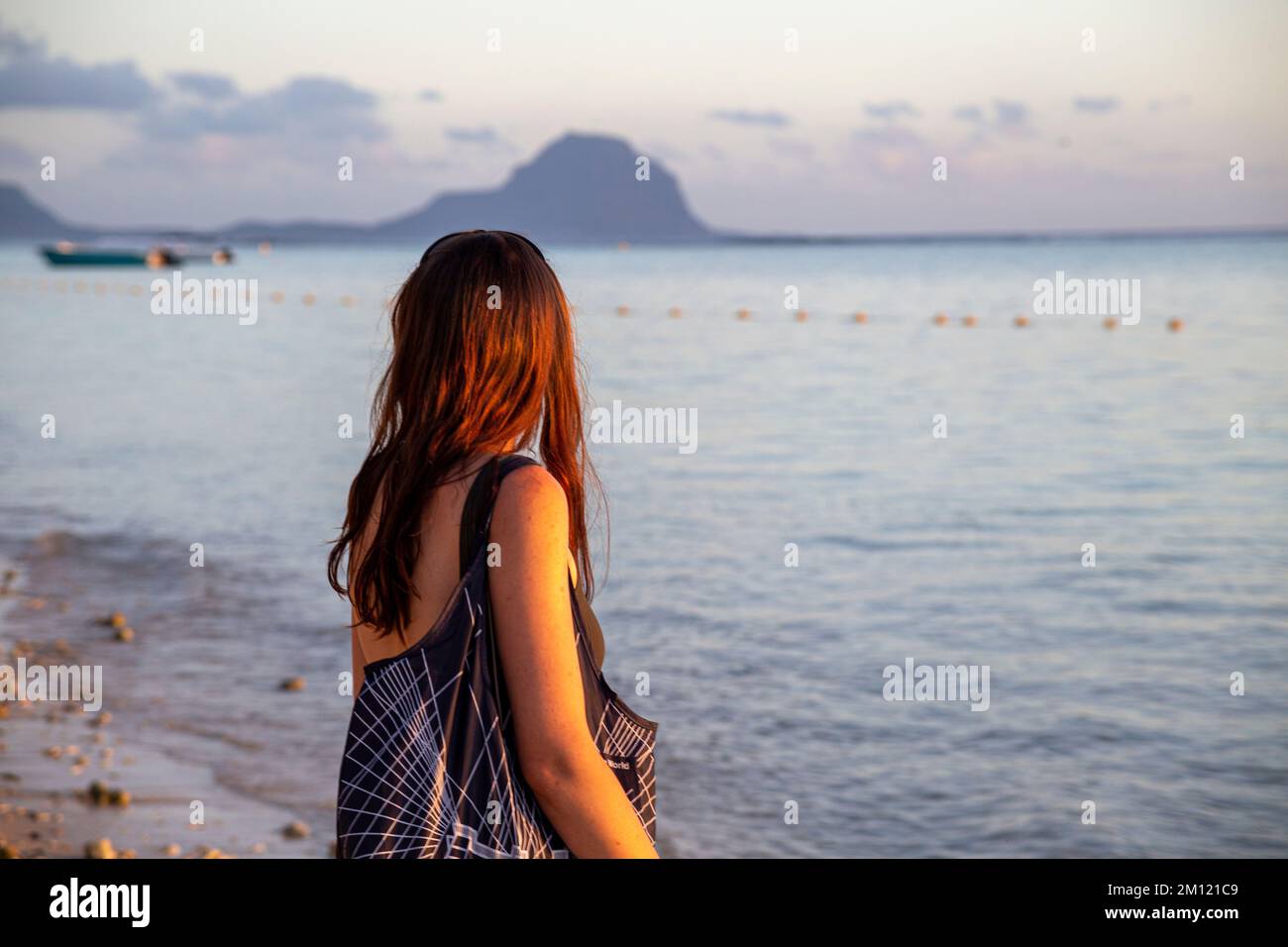 Giovane modella femminile durante il tramonto sulla spiaggia di flic en flac a Mauritius Island, Africa Foto Stock