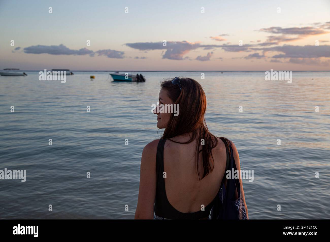 Giovane modella femminile durante il tramonto sulla spiaggia di flic en flac a Mauritius Island, Africa Foto Stock