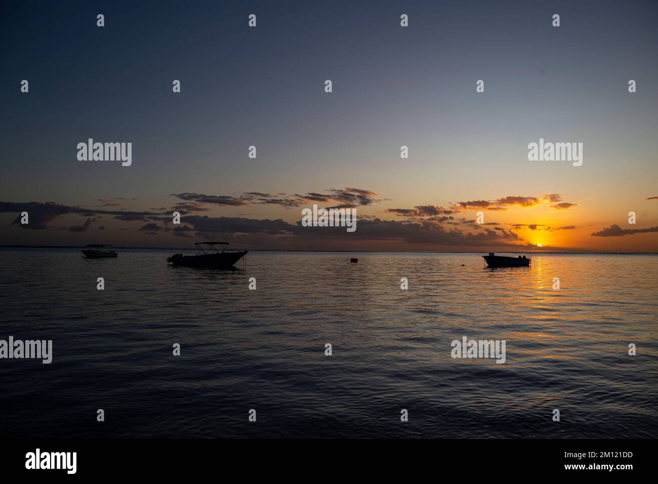 Tramonto sulla spiaggia di flic en Flac a Mauritius Island, Africa Foto Stock