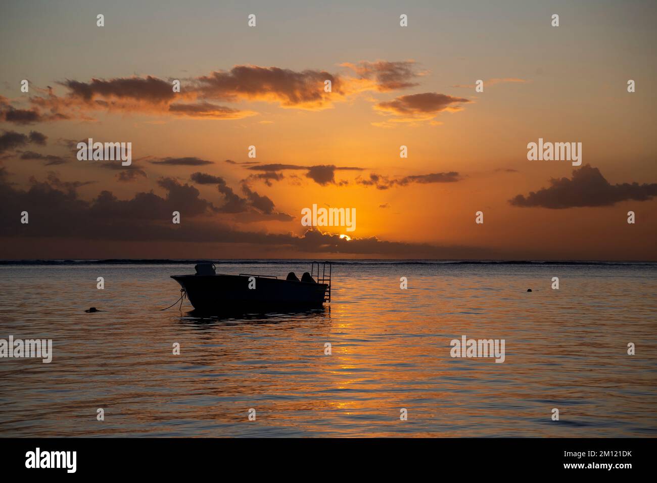 Tramonto sulla spiaggia di flic en Flac a Mauritius Island, Africa Foto Stock