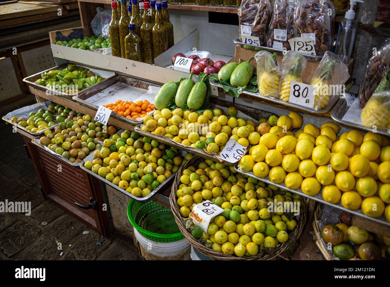 Mercato centrale dell'isola di Mauritius, Africa: Questo vivace mercato all'aperto offre una varietà di prodotti in vendita, tra cui frutta, erbe aromatiche, spezie e pozioni. Foto Stock