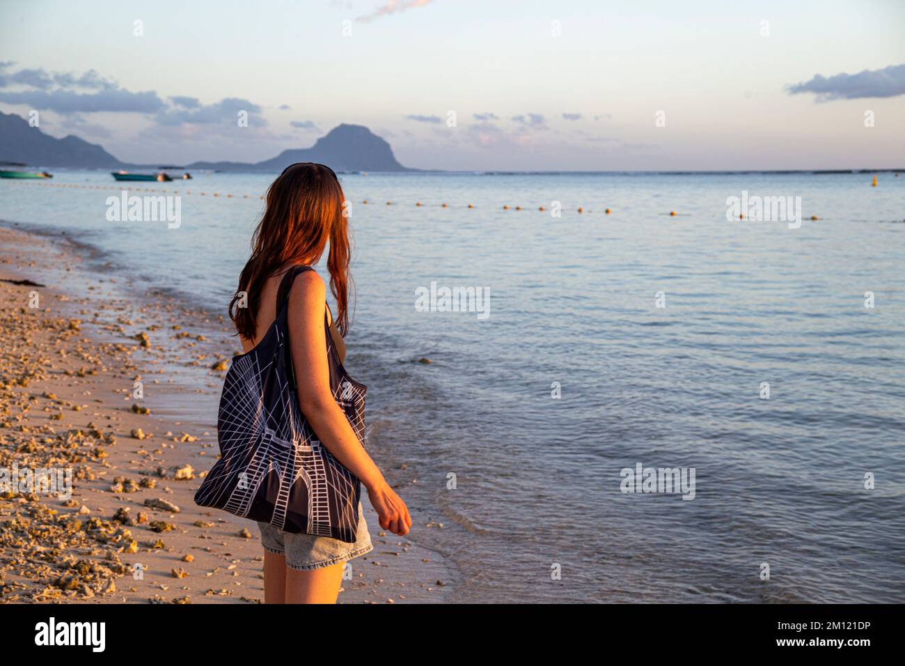 Giovane modella femminile durante il tramonto sulla spiaggia di flic en flac a Mauritius Island, Africa Foto Stock