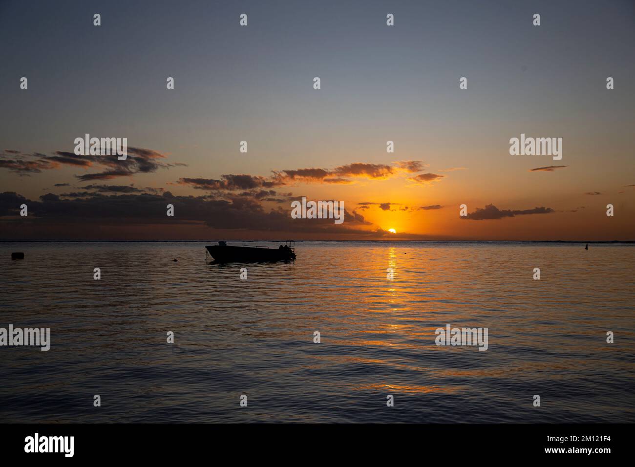 Tramonto sulla spiaggia di flic en Flac a Mauritius Island, Africa Foto Stock