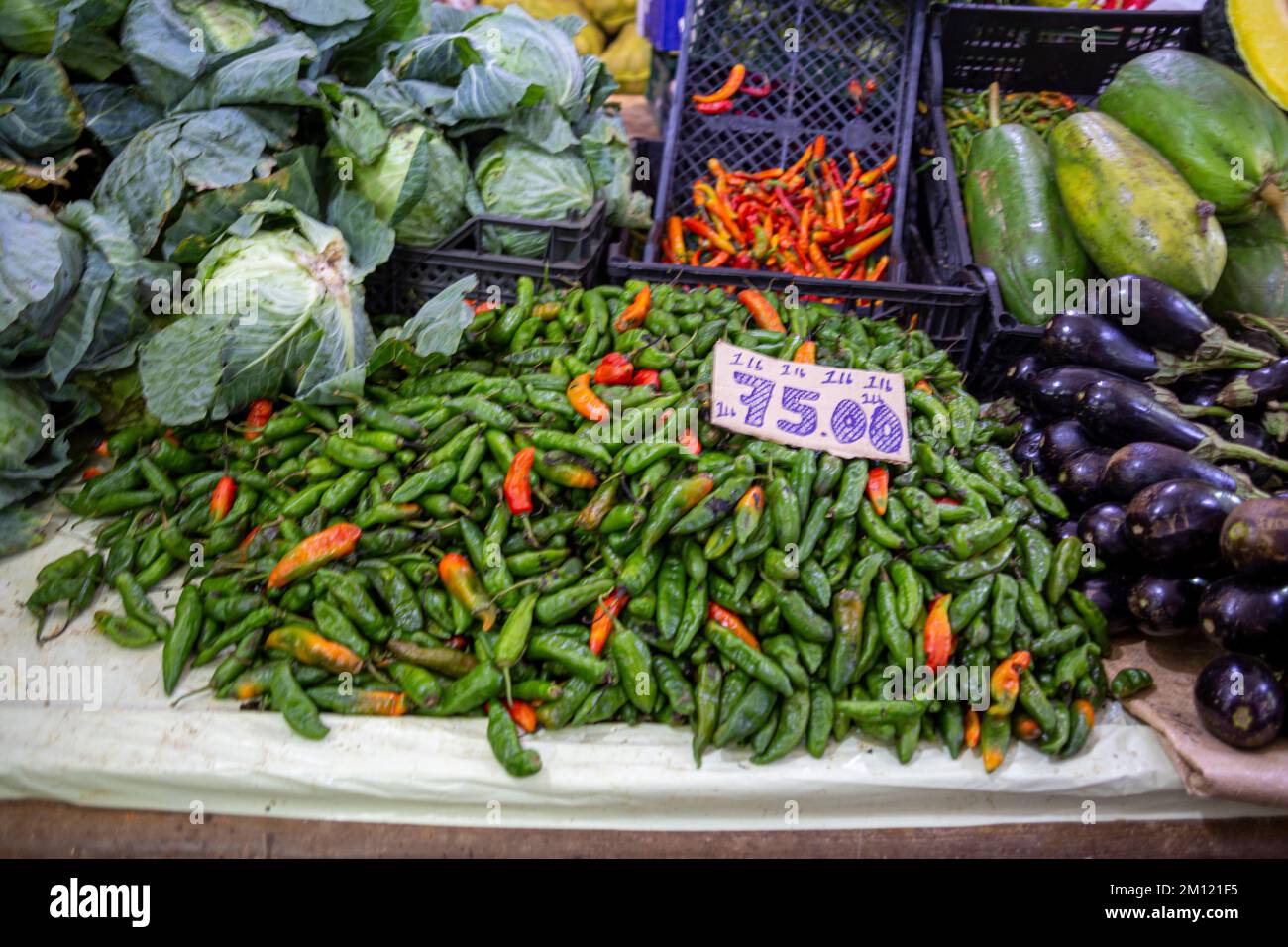 Mercato centrale dell'isola di Mauritius, Africa: Questo vivace mercato all'aperto offre una varietà di prodotti in vendita, tra cui frutta, erbe aromatiche, spezie e pozioni. Foto Stock