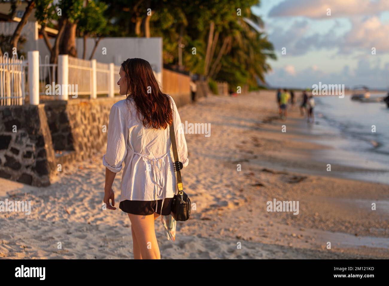 Modello giovane in una delle spiagge della costa occidentale dell'isola di mauritius, Africa Foto Stock