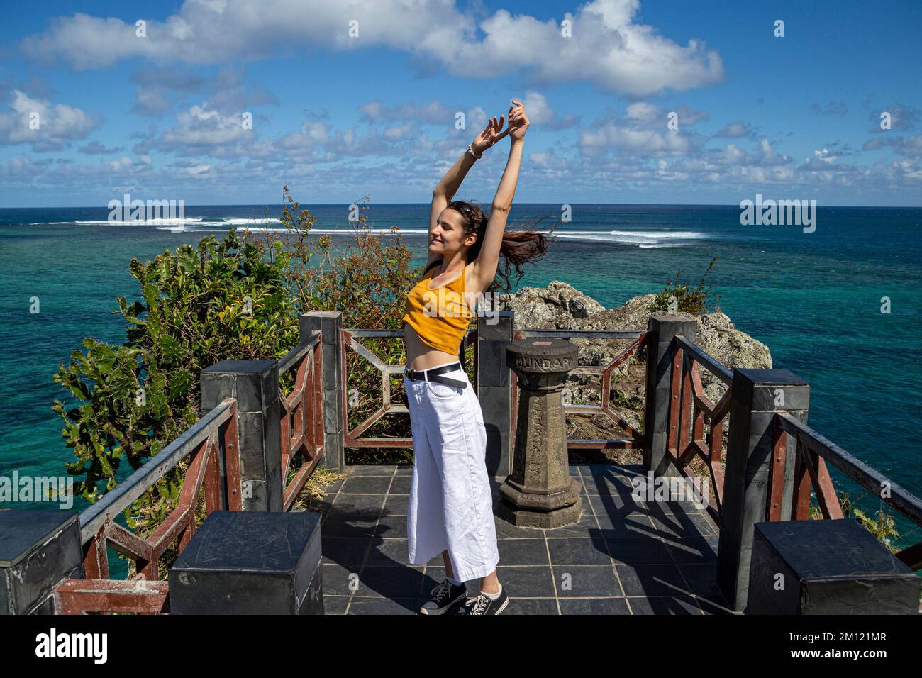 Giovane signora al punto di vista di Maconde. Famosa curva stradale nel sud dell'isola di Mauritius, Africa Foto Stock
