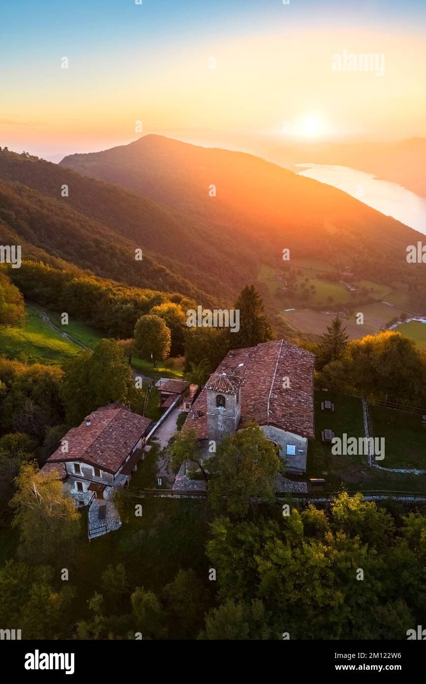 Santuario di santa maria del giogo immagini e fotografie stock ad alta risoluzione Alamy Santuario di santa maria del giogo immagini e fotografie stock ad alta risoluzione Alamy
