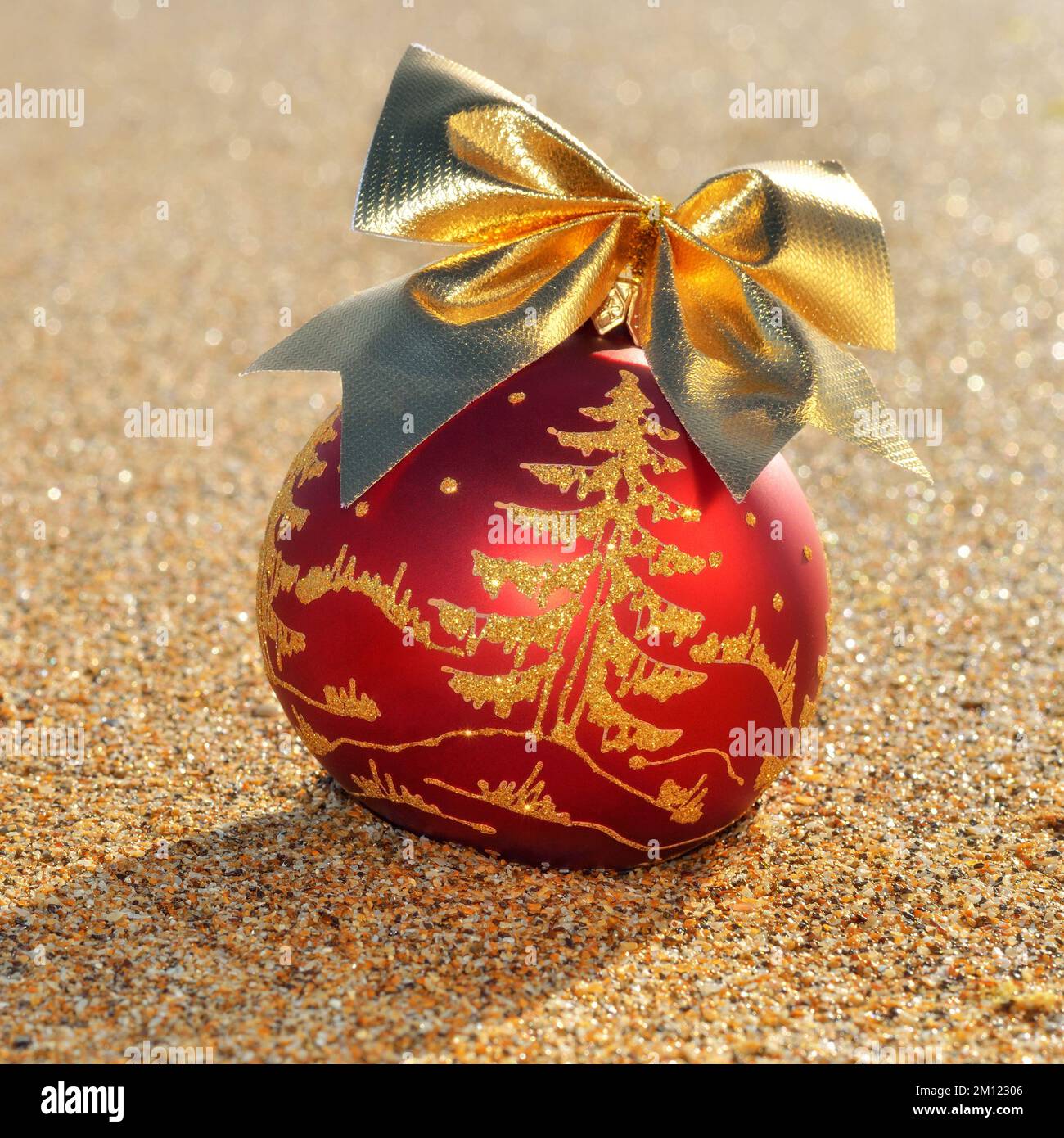 Decorazioni natalizie sulla spiaggia di sabbia sul mare Foto Stock