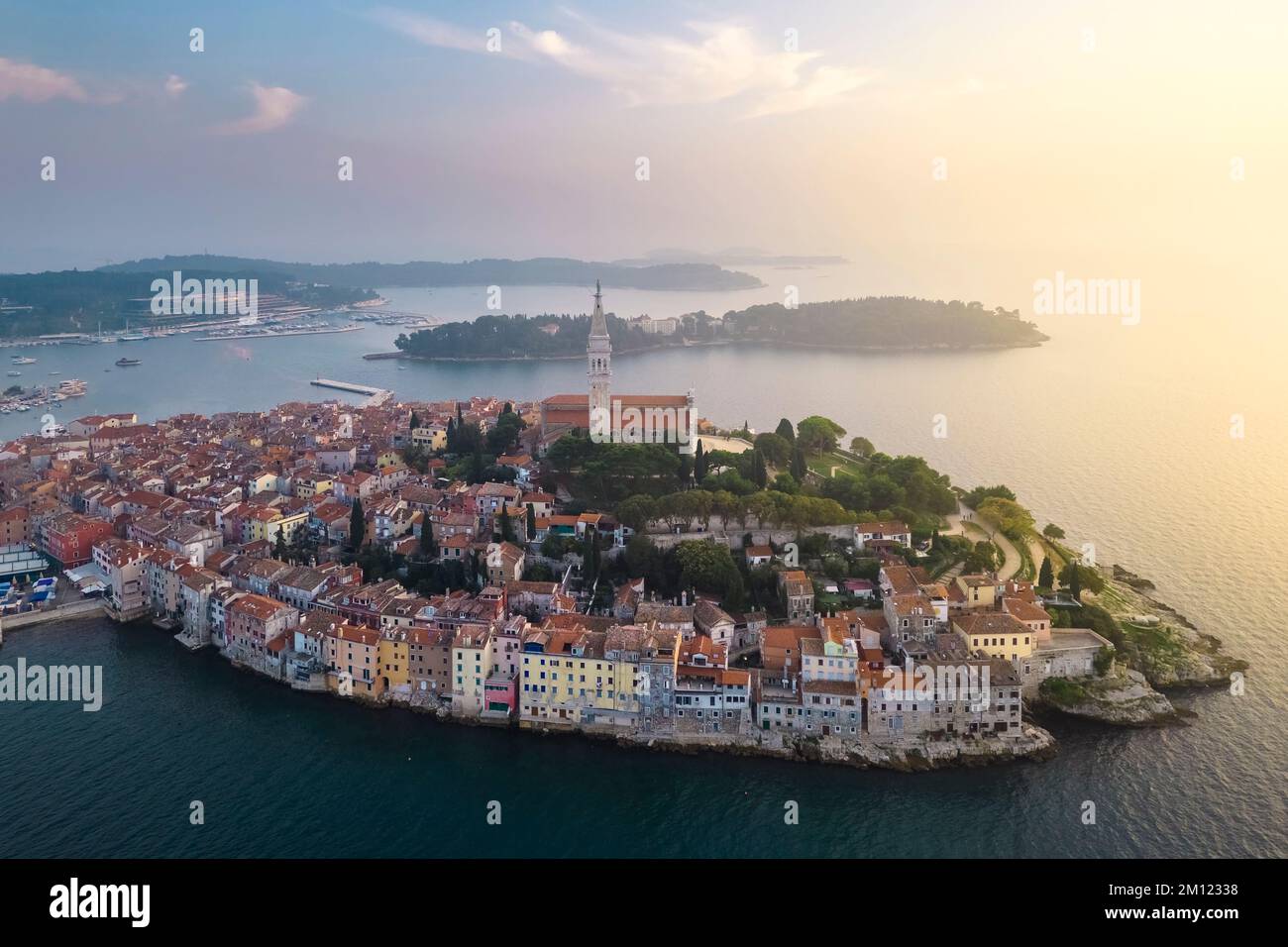 Veduta aerea di Rovigno - Rovigno al tramonto. Rovigno, Istria, costa adriatica, Croazia. Foto Stock