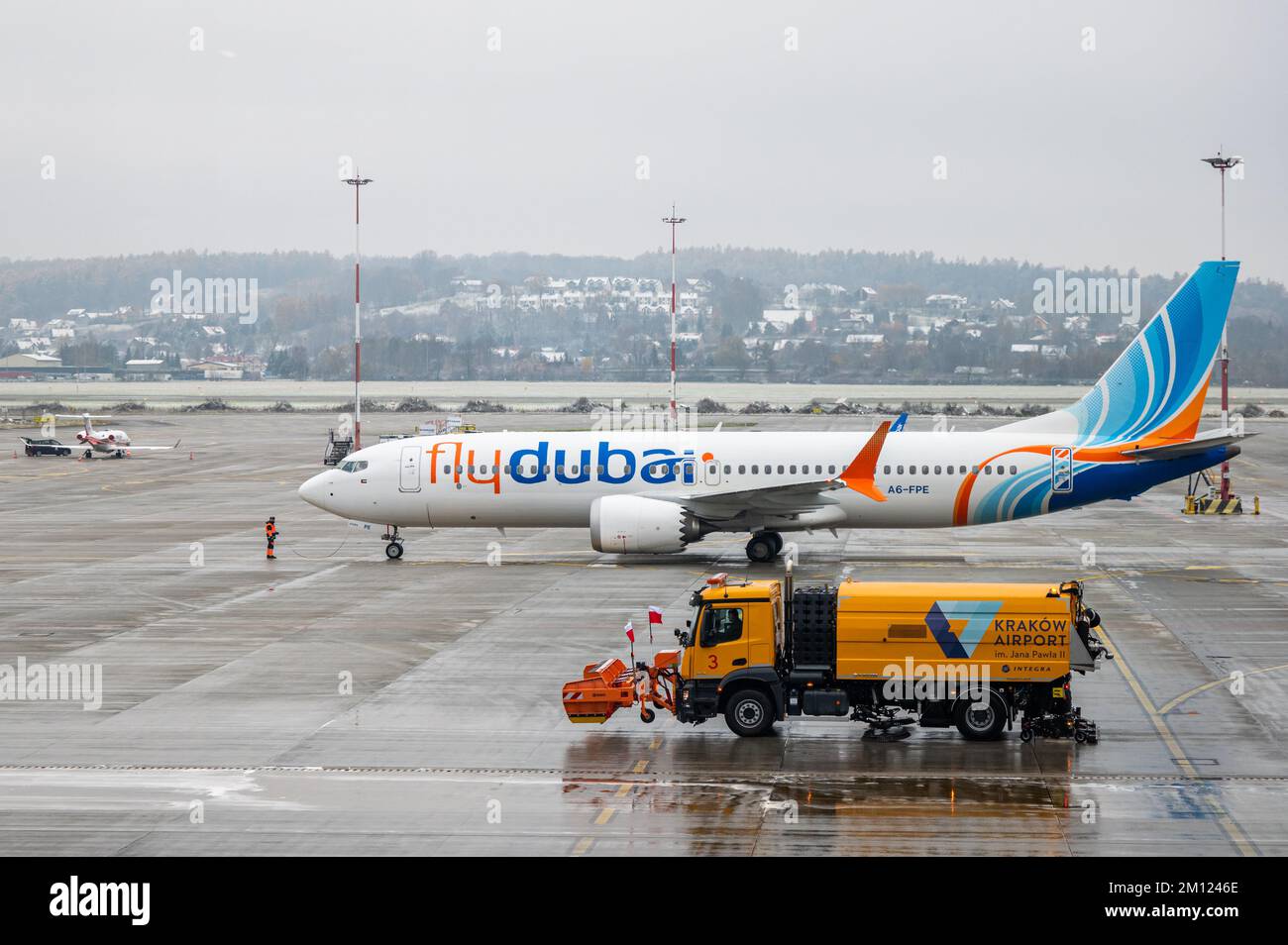 Cracovia, Polonia - 18 novembre 2022: Auto che prepara la pista all'Aeroporto Internazionale di Cracovia-Balice di Giovanni Paolo II. Foto Stock