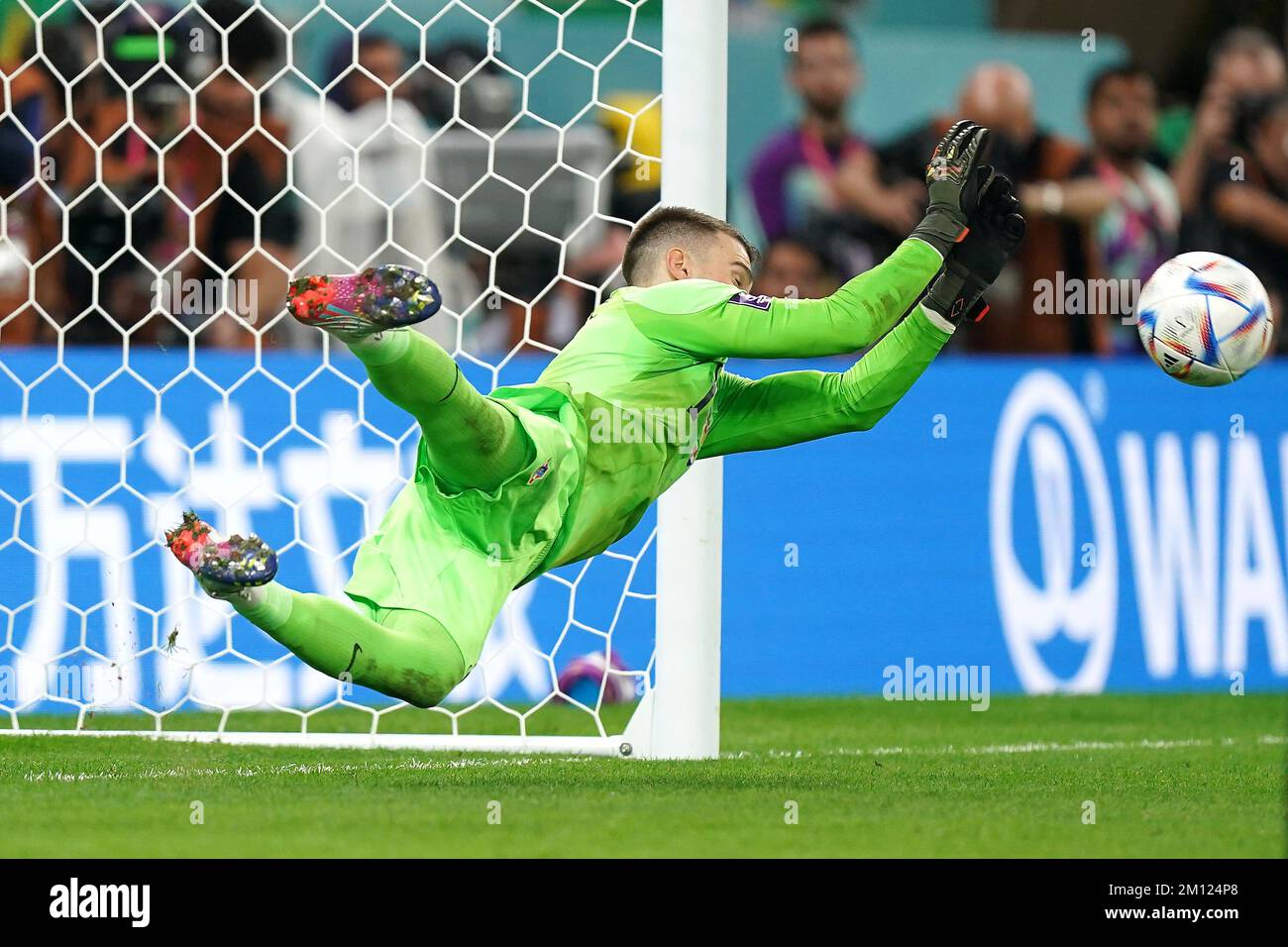 Il portiere della Croazia Dominik Livakovic risparmia sul Rodrygo brasiliano durante la partita di Quarter-Final della Coppa del mondo FIFA allo stadio Education City di al Rayyan, Qatar. Data immagine: Venerdì 9 dicembre 2022. Foto Stock