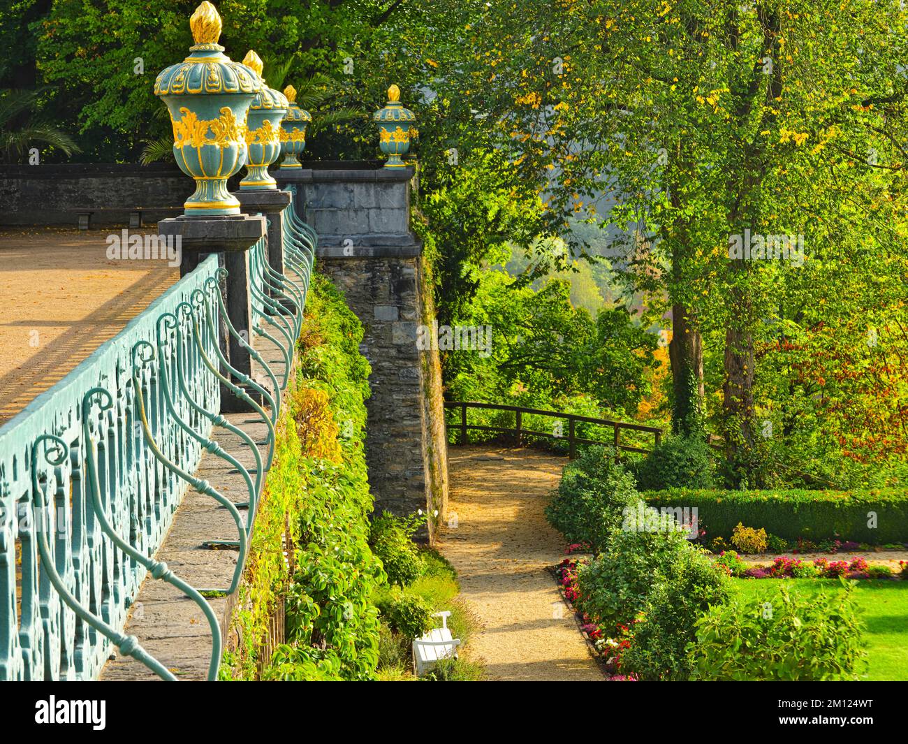 Europa, Germania, Assia, Contea di Limburg-Weilburg, città di Weilburg, Valle di Lahn, castello di Weilburg, giardino superiore del castello, parapetto con vasi in ghisa sul lato del fiume Lahn di fronte al ponte Foto Stock