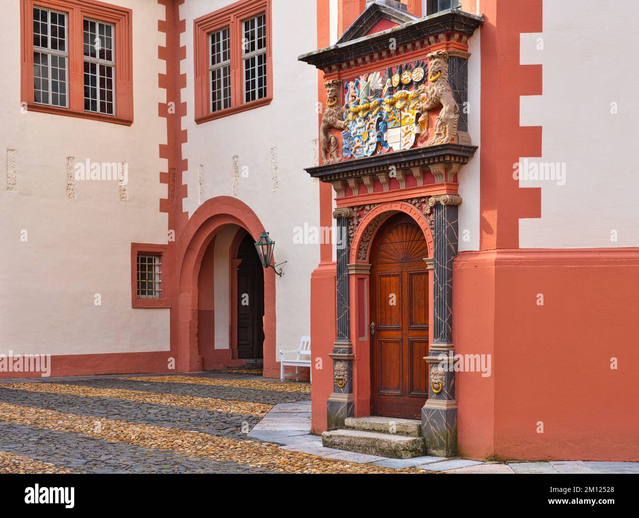 Europa, Germania, Assia, Contea di Limburg-Weilburg, città di Weilburg, Valle di Lahn, castello di Weilburg, cortile del castello, portale d'ingresso alla torre del castello Foto Stock