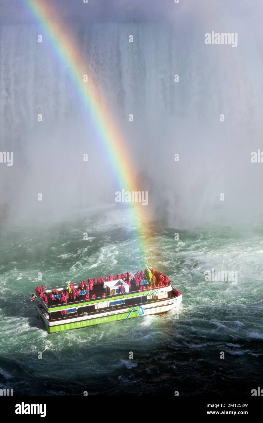 Canada, Ontario, Cascate del Niagara, le Cascate Horseshoe di giorno e la barca turistica 'The Hornblower' con un arcobaleno Foto Stock