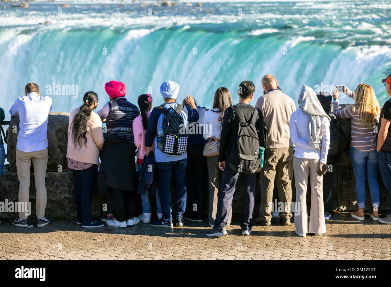 Canada, Cascate del Niagara, gruppo di turisti che guardano l'orlo delle Cascate Horseshoe Foto Stock