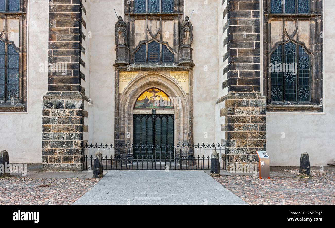 Porta di tesi alla Chiesa del Castello di Wittenberg. Sulla porta, è il testo delle 95 tesi di Lutero. Foto Stock