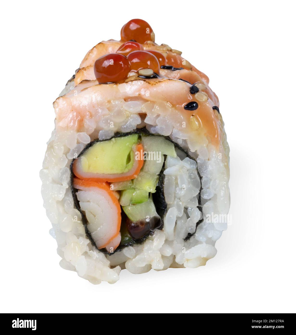 Il sushi di salmone Uramaki si arrotola all'interno con caviale di salmone rosso, avocado e cuber, delizioso pezzo di lusso isolato sul bianco. Foto Stock
