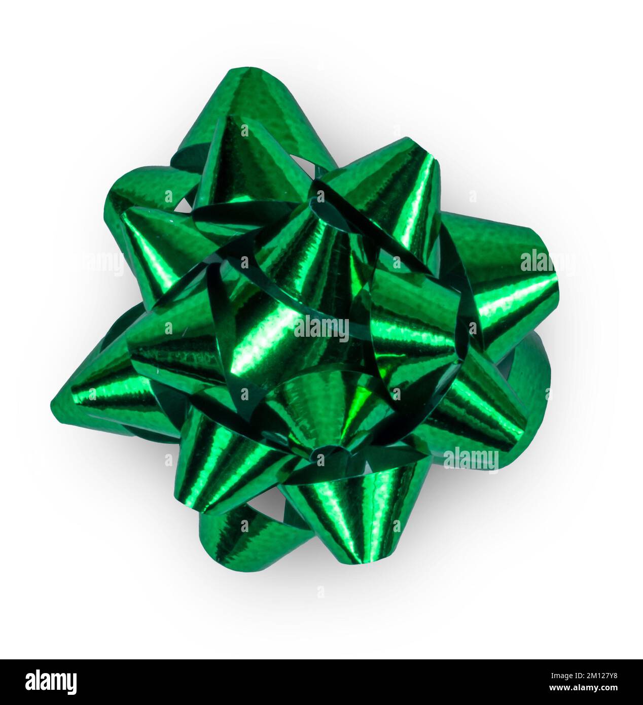 Arco verde brillante per regali e presenta decorazione isolata su bianco. Foto Stock