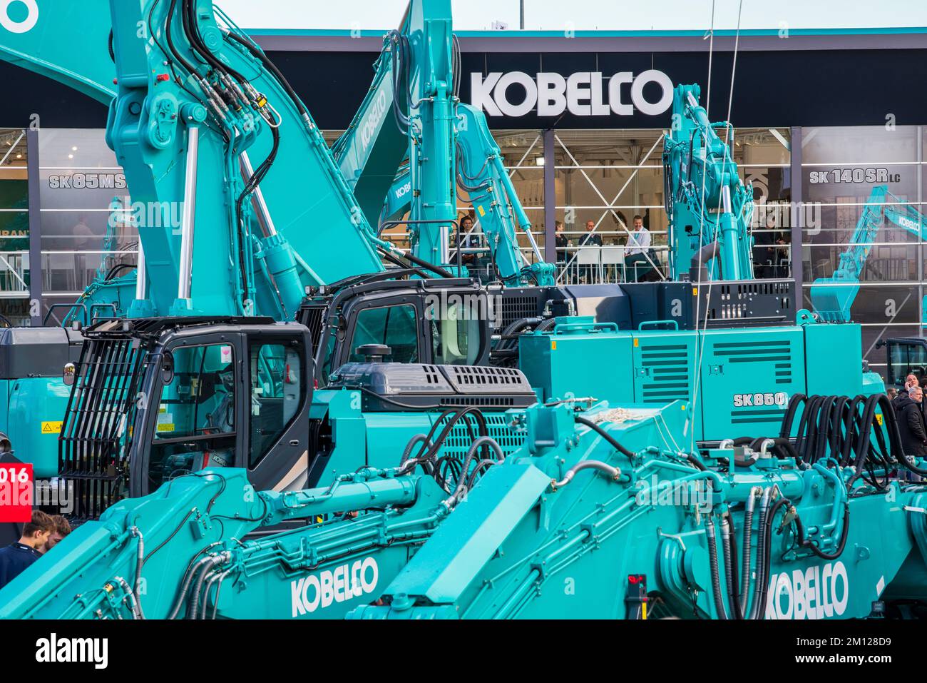 Bauma 2022 - la più grande fiera per i macchinari da costruzione, i macchinari da miniera e i veicoli da costruzione di Monaco con la mostra della società KOBELCO Foto Stock