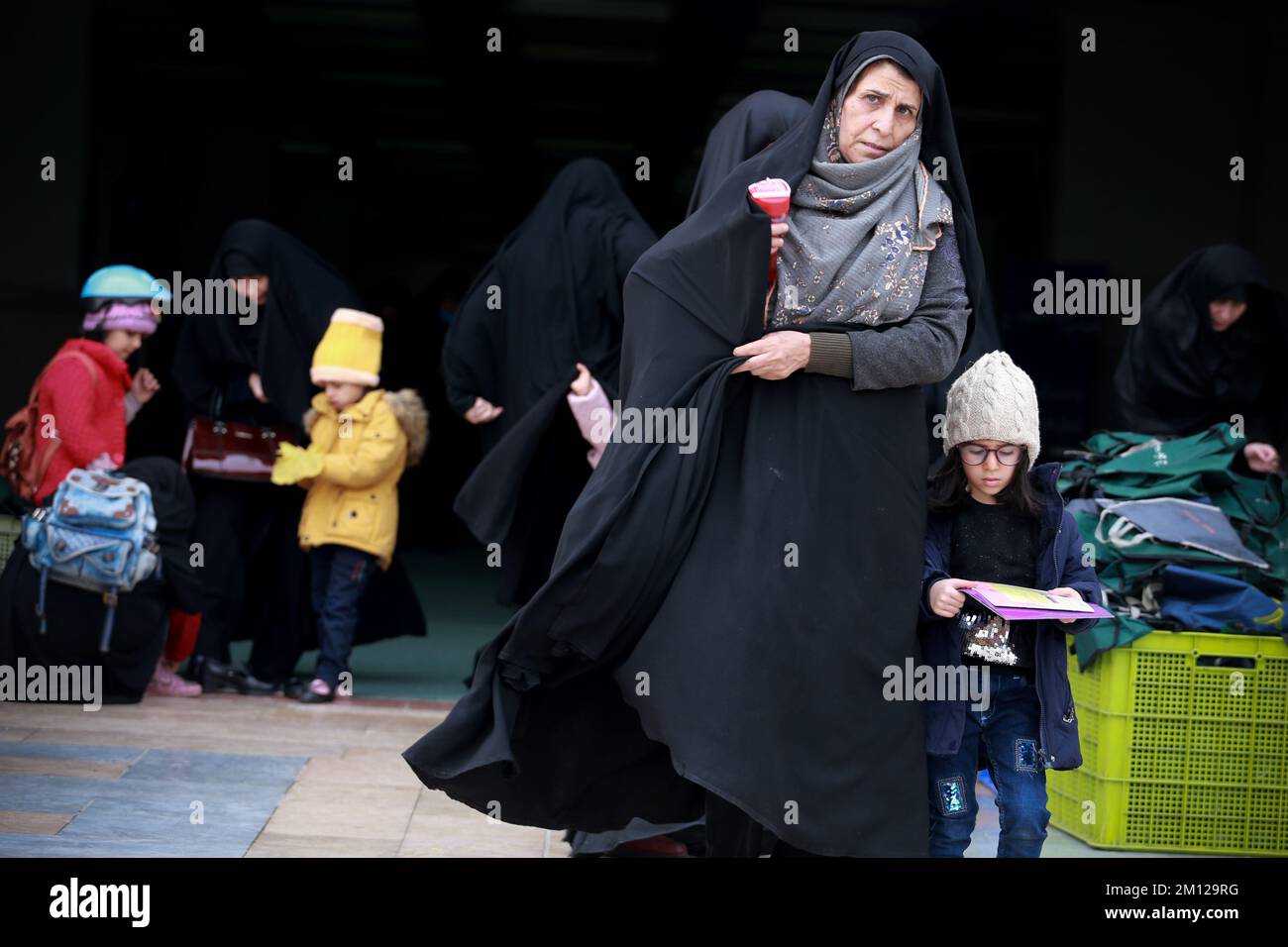 Teheran, Teheran, Iran. 9th Dec, 2022. Le donne velate iraniane lasciano le preghiere settimanali del venerdì musulmano alla grande moschea Mosalla di Teheran, in Iran, il 09 dicembre 2022. (Credit Image: © Rouzbeh Fouladi via ZUMA Press Wire) Foto Stock