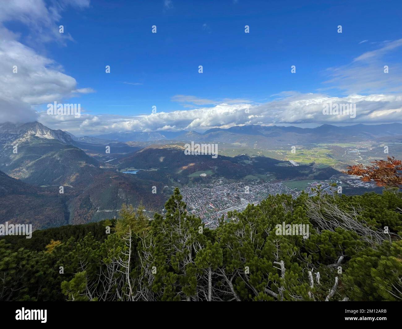 Vista da Lindenkopf a Mittenwald, natura, montagne, Alpenwelt Karwendel, Mittenwald, Alta Baviera, Germania Foto Stock