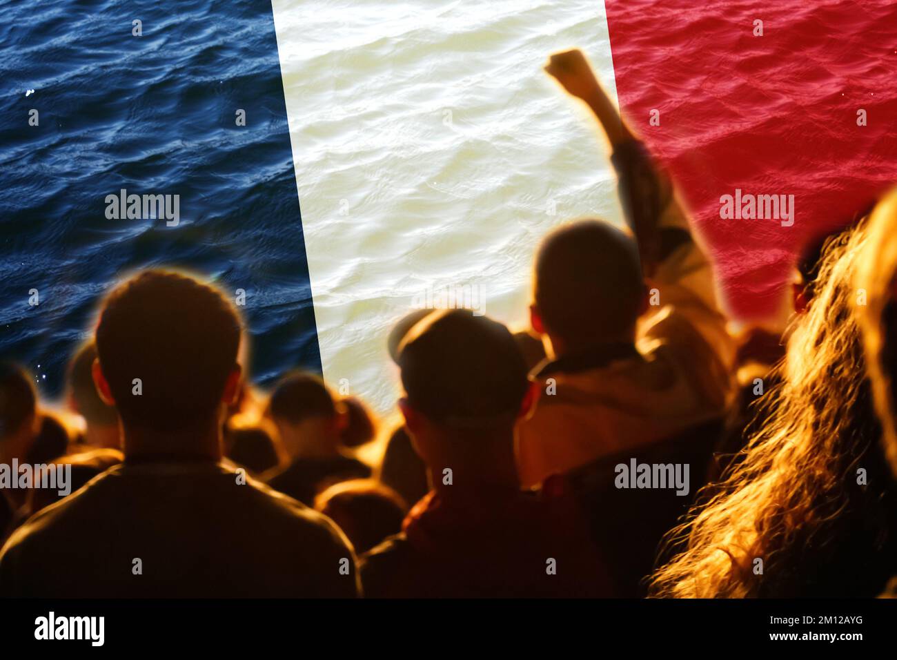 Defocus squadra di calcio Francia. tifosi allo stadio. Bandiera francese e tifosi di calcio che festeggiano la vittoria. Protesta in Francia. Alza la mano. Fuori fuoco. Foto Stock