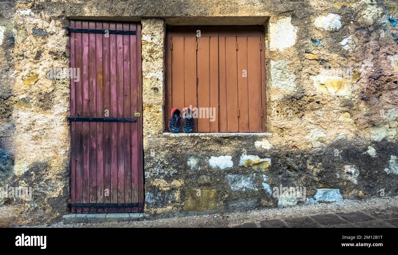 Village Street a Saint Guilhem le Désert. Parte del Patrimonio Mondiale dell'UNESCO 'Via di San Giacomo in Francia' premiato. Il villaggio appartiene al Plus Beaux Villages de France. Foto Stock