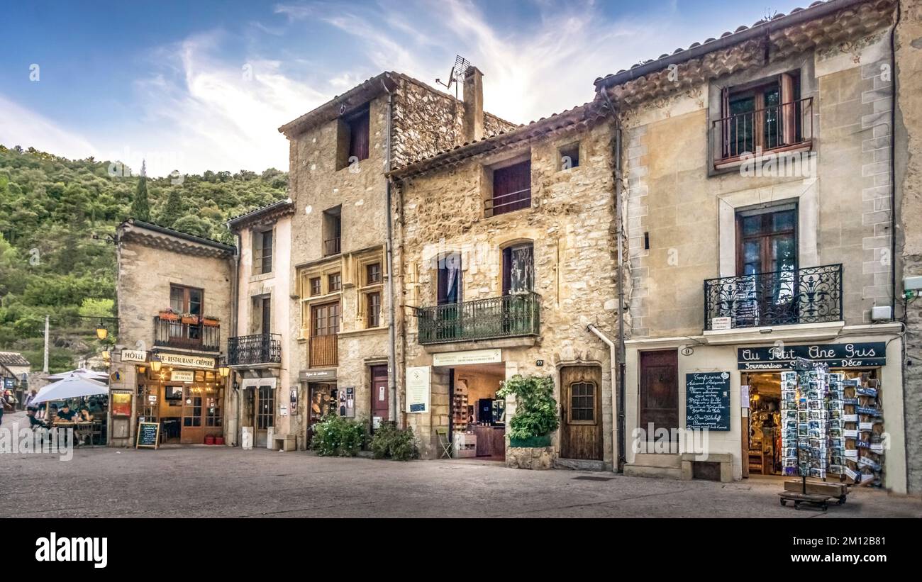 Place de la Liberté a Saint Guilhem le Désert. Il villaggio è stato riconosciuto come patrimonio dell'umanità dell'UNESCO 'Via di St James in Francia». Il villaggio appartiene al Plus Beaux Villages de France. Foto Stock