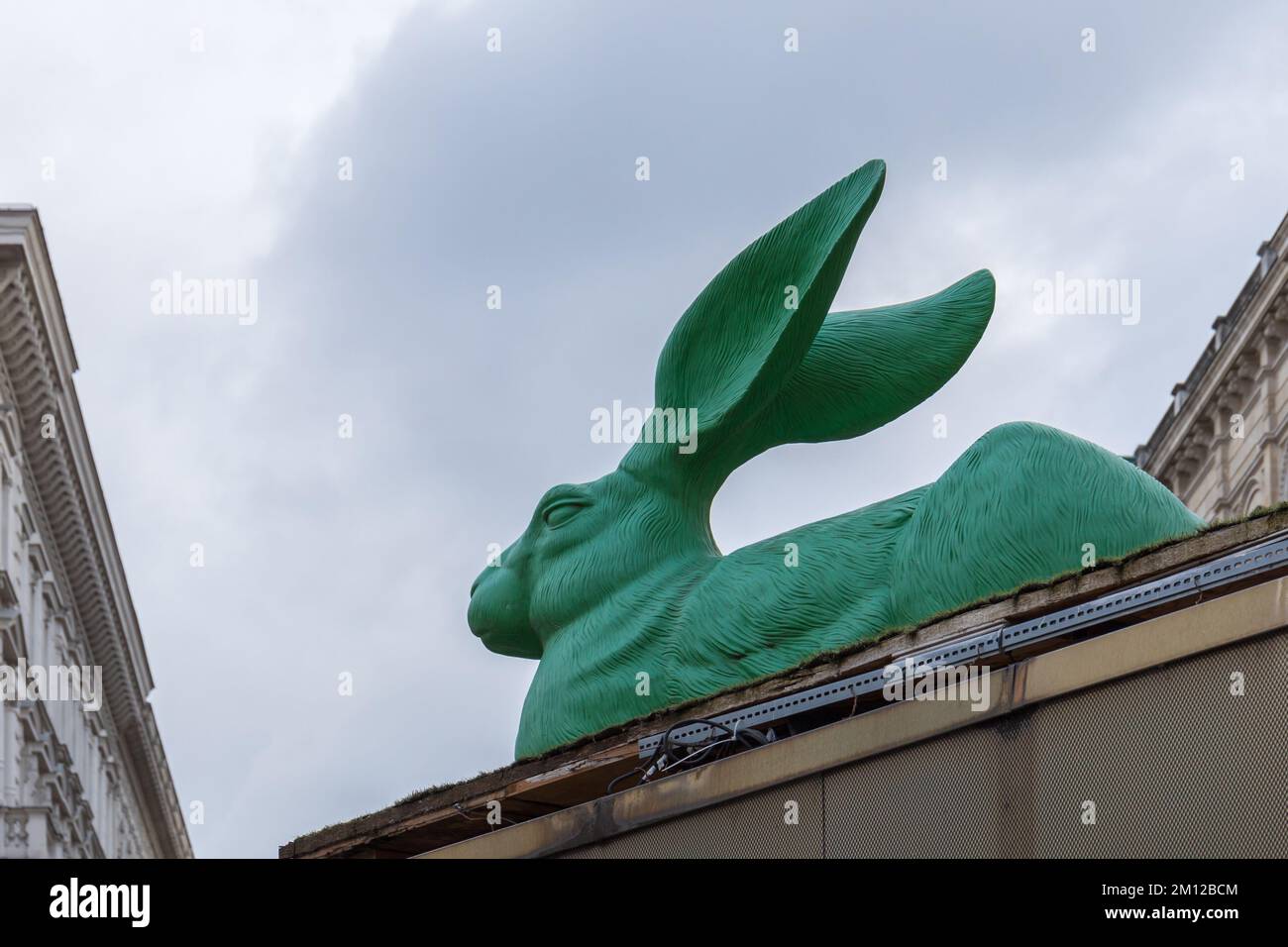 Scultura di coniglio verde nello stand gastronomico di Piazza Albertina, Vienna, Austria Foto Stock