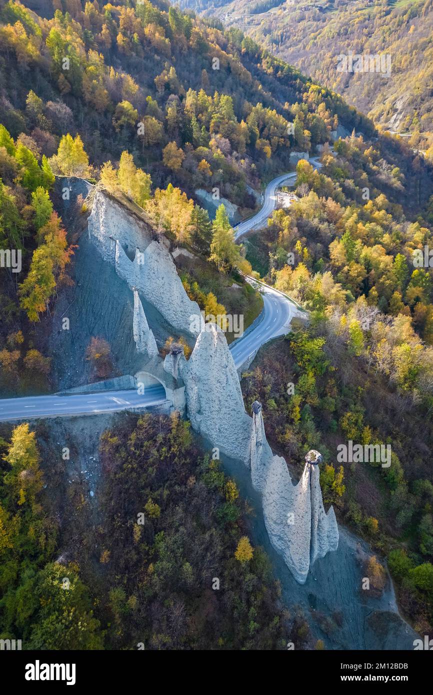 Veduta aerea delle Piramidi d'Euseigne in autunno. Euseigne, Val d'Hérens, comune di Hérémence, Canton Vallese, Svizzera, Europa. Foto Stock