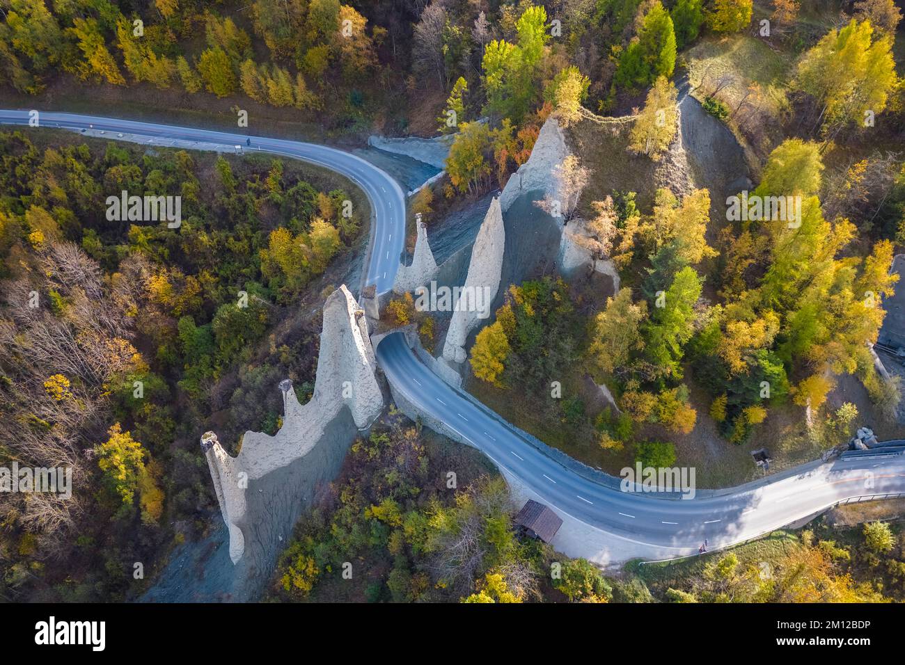 Veduta aerea delle Piramidi d'Euseigne in autunno. Euseigne, Val d'Hérens, comune di Hérémence, Canton Vallese, Svizzera, Europa. Foto Stock