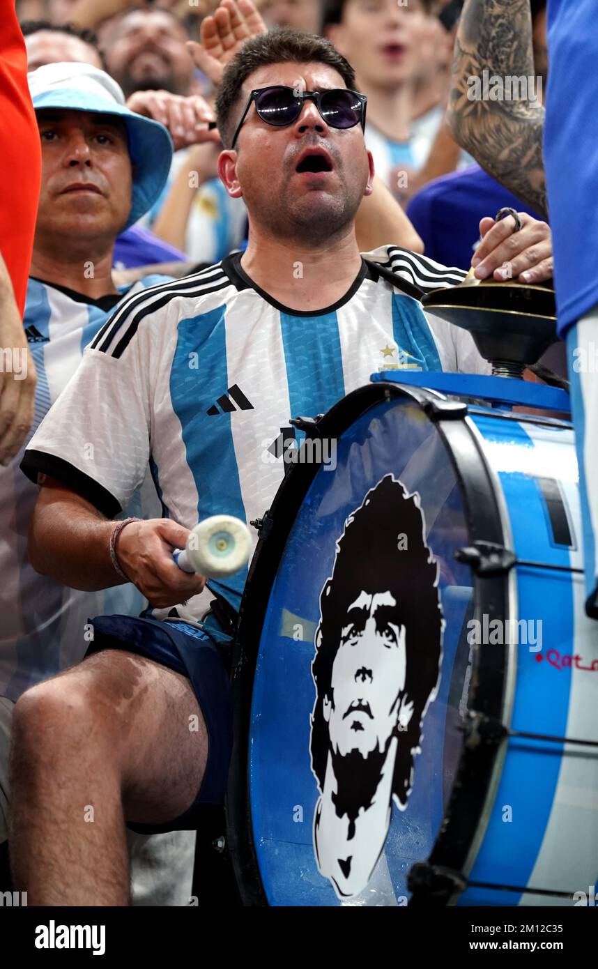 I fan argentini con una pelle di tamburo che caratterizza Diego Maradona in  vista della partita di quarti di finale della Coppa del mondo FIFA presso  lo stadio di Lusail, in Qatar.
