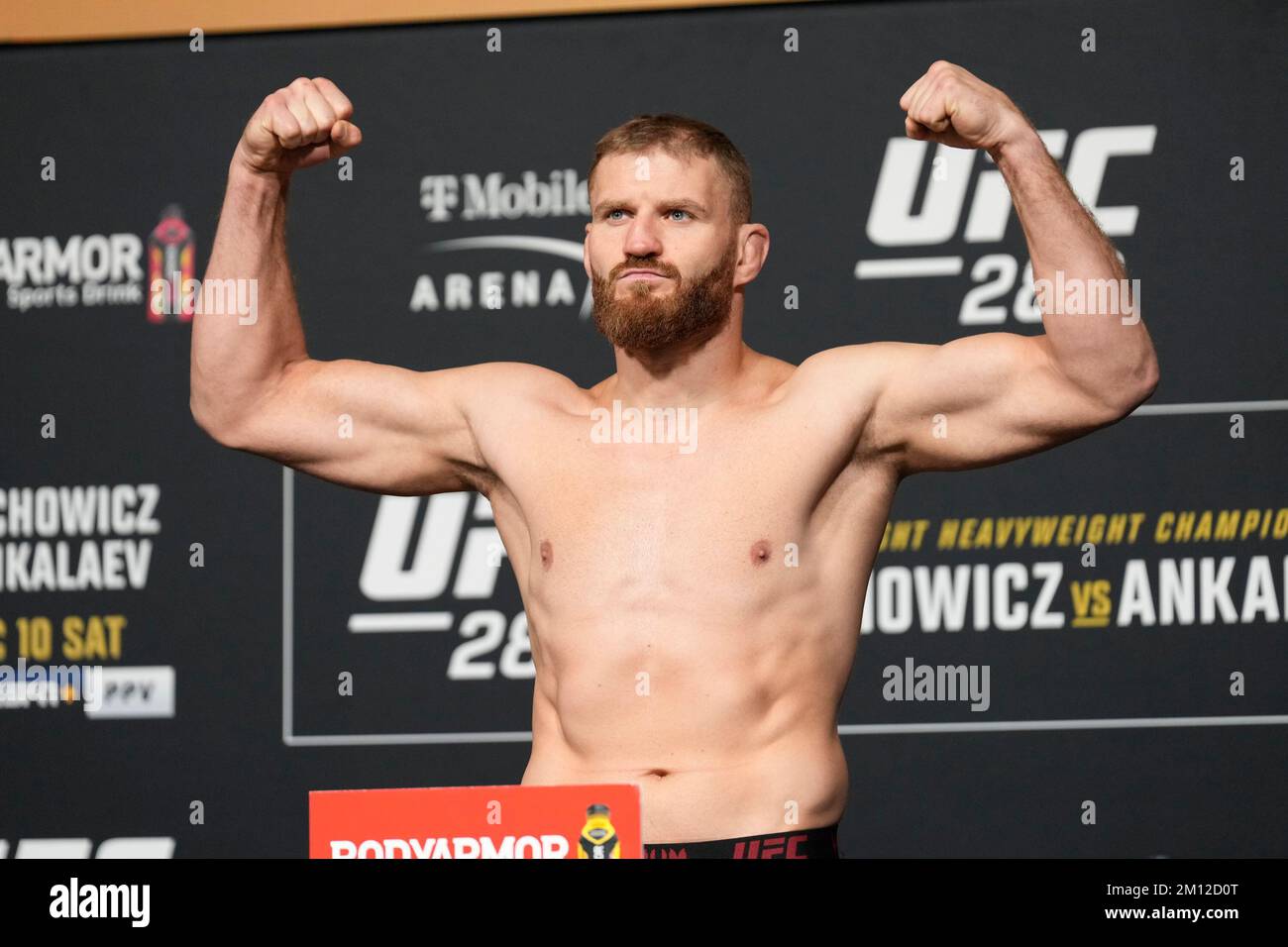 Las Vegas, Stati Uniti. 09th Dec, 2022. 9 dicembre 2022, Las Vegas, NV, LAS VEGAS, NEVADA, Stati Uniti: LAS VEGAS, NV - Dicembre 9: Jan Blachowicz fa un passo sulla scala per il pesata ufficiale a UFC Apex per UFC 282 -Blachowicz vs Ankalaev : pesate ufficiali il 9 Dicembre 2022 a Las Vegas, NV, Stati Uniti. (Credit Image: © Louis Grasse/PX Imagens via ZUMA Press Wire) Credit: ZUMA Press, Inc./Alamy Live News Foto Stock