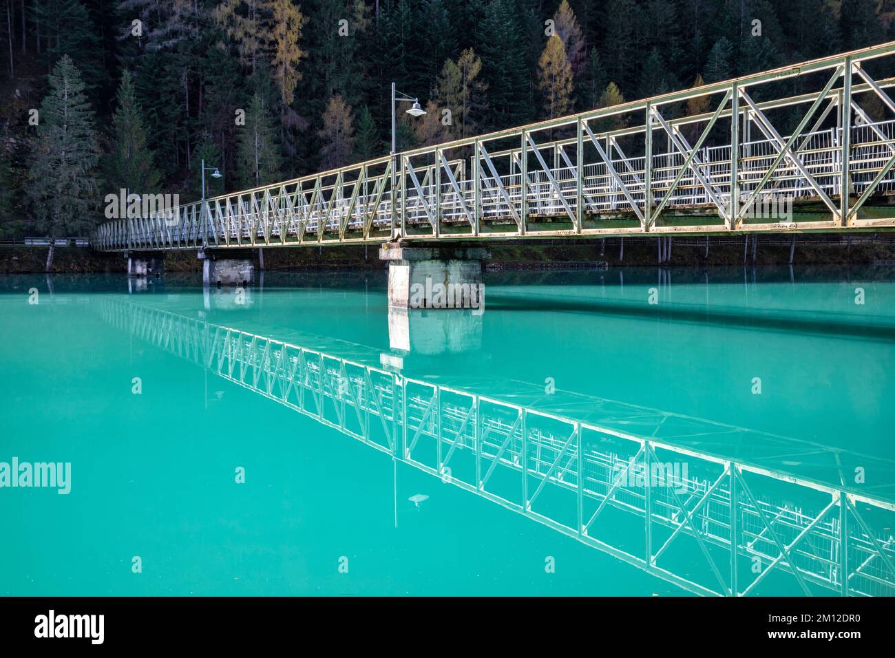 Italia, Veneto Belluno, Auronzo di Cadore, ponte di ferro che attraversa il lago di Santa Caterina, Dolomiti Foto Stock