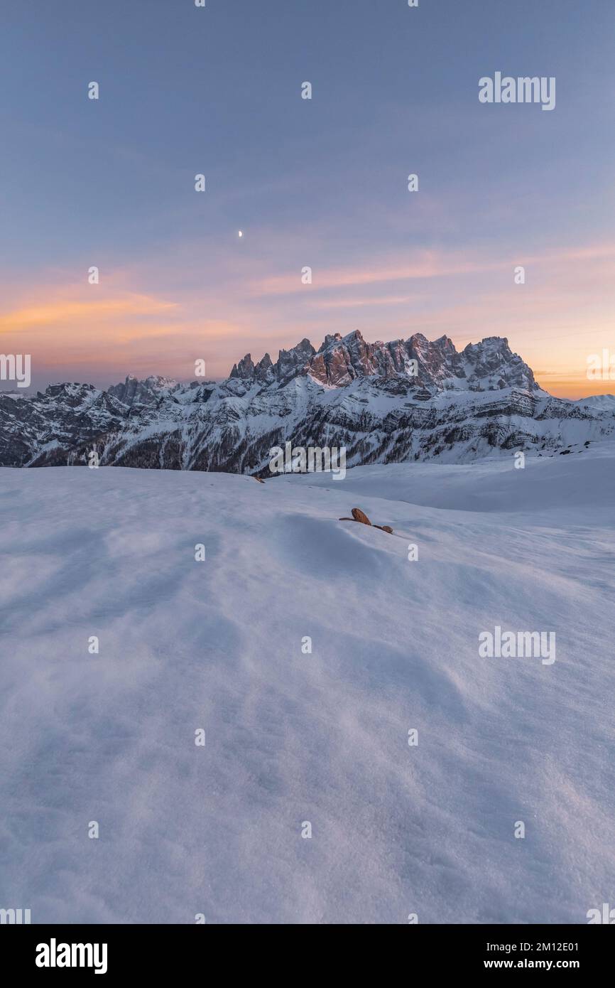 Italia, Veneto, provincia di Belluno, Falcade, tramonto invernale dalla cima di Pradazzo verso le pale di San Martino, Dolomiti Foto Stock