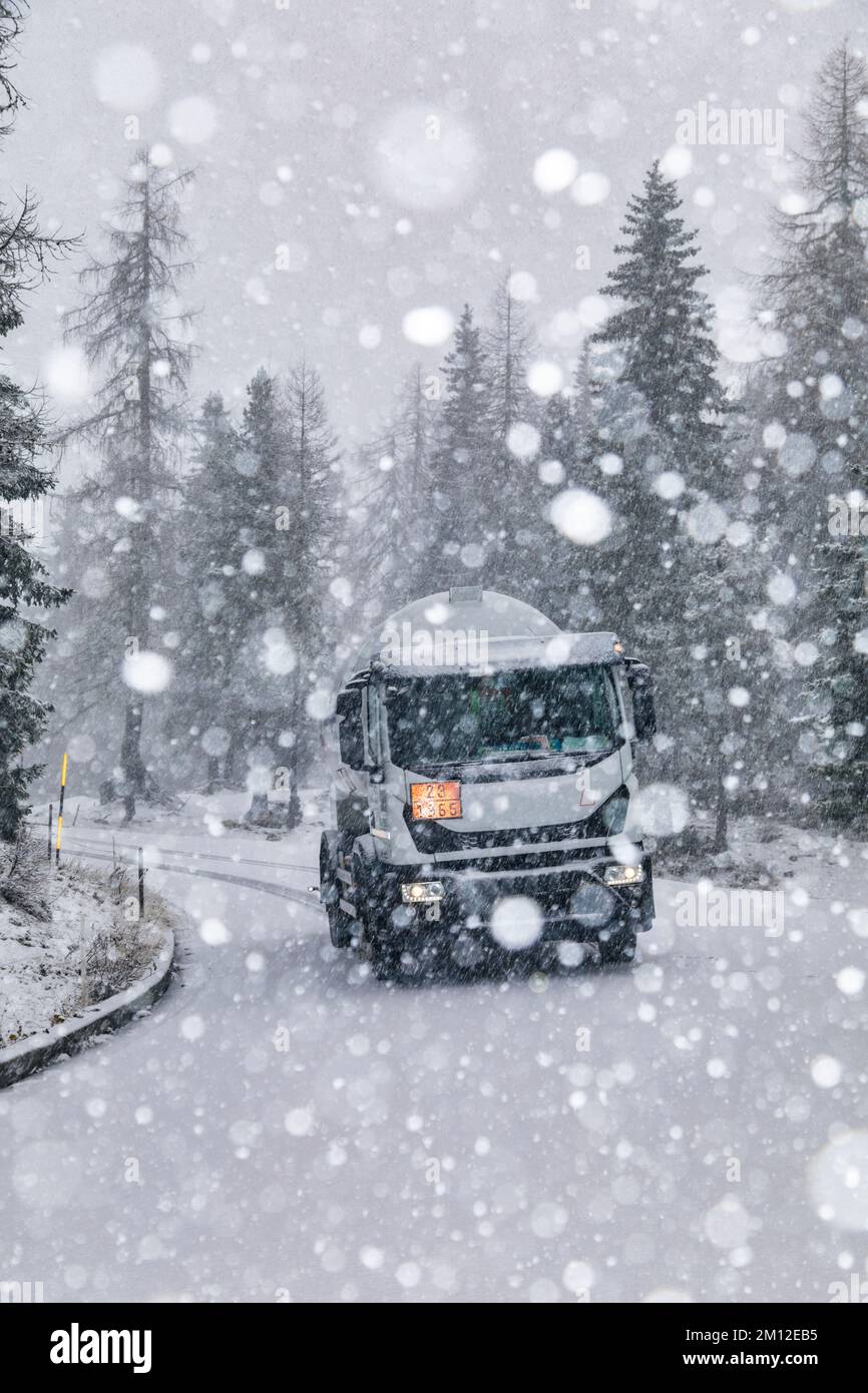 Autocisterna GPL su una strada di montagna durante una nevicata Foto Stock