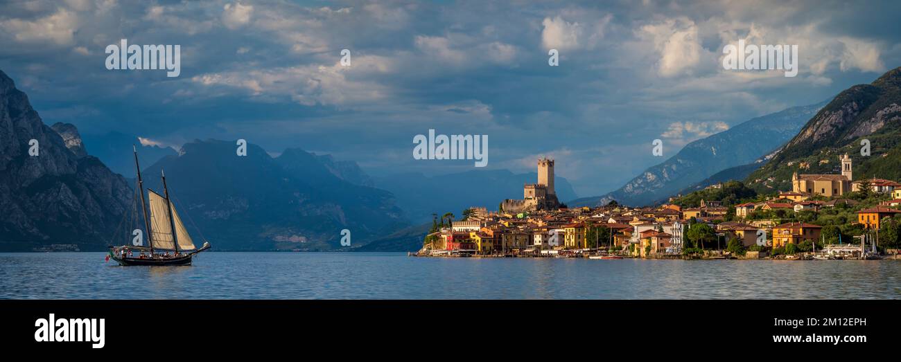 Panorama di Malcesine sul Lago di Garda, montagne sullo sfondo Foto Stock