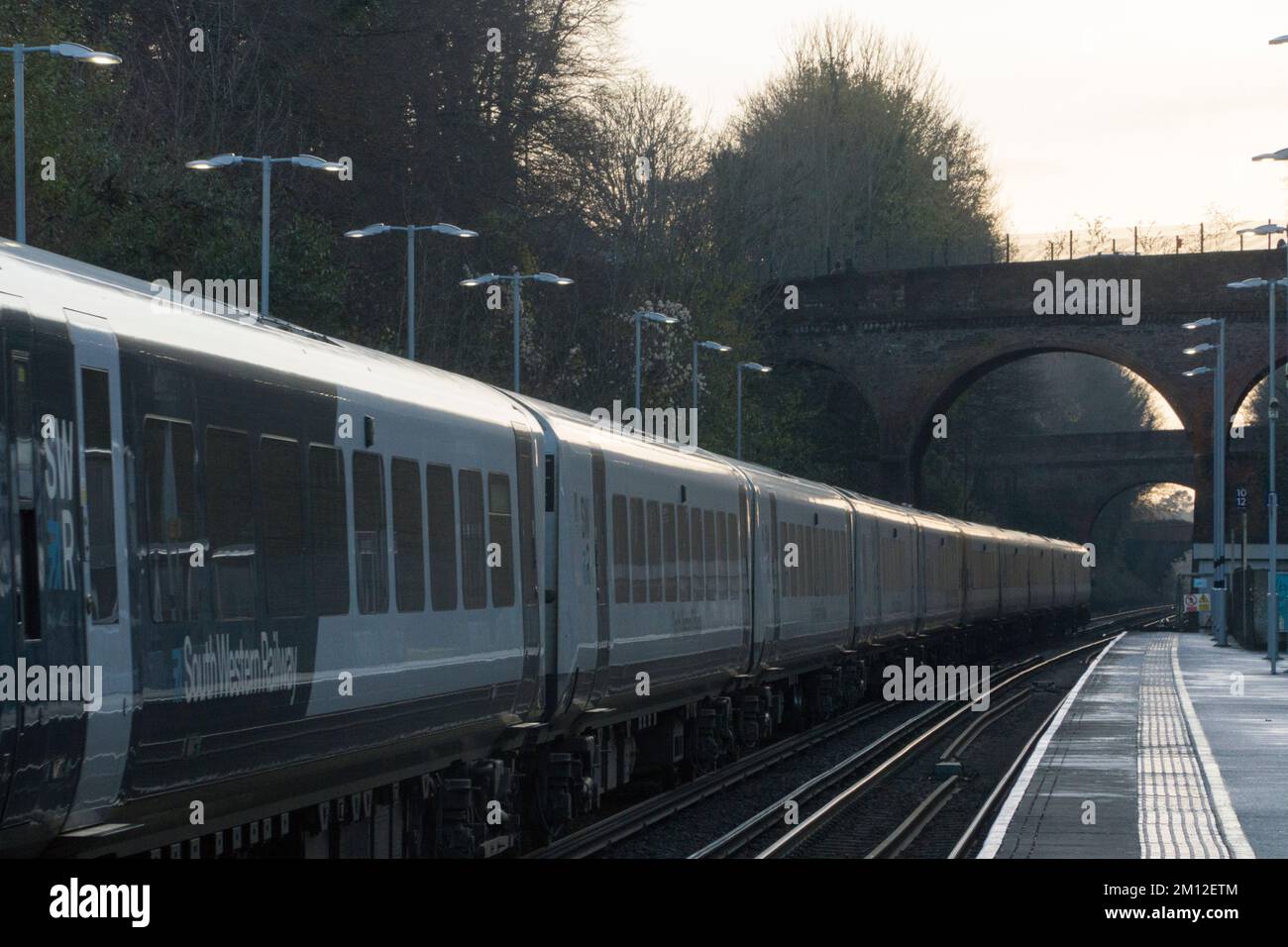 Winchester, Regno Unito, 9 dicembre 2022: Treni della ferrovia sud-occidentale alla stazione di Winchester, dove le bacheche avvisano dei prossimi scioperi da parte del sindacato RMT, che rappresenta i conducenti e il personale addetto alla manutenzione. Gli scioperi di metà dicembre e nel periodo natalizio riguardano una controversia sulle retribuzioni, le pensioni e le condizioni di lavoro. Anna Watson/Alamy Live News Foto Stock