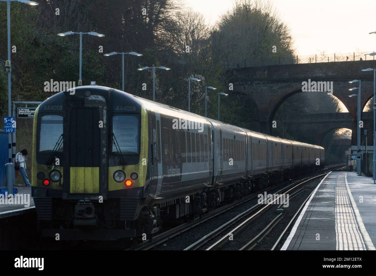 Winchester, Regno Unito, 9 dicembre 2022: Treni della ferrovia sud-occidentale alla stazione di Winchester, dove le bacheche avvisano dei prossimi scioperi da parte del sindacato RMT, che rappresenta i conducenti e il personale addetto alla manutenzione. Gli scioperi di metà dicembre e nel periodo natalizio riguardano una controversia sulle retribuzioni, le pensioni e le condizioni di lavoro. Anna Watson/Alamy Live News Foto Stock