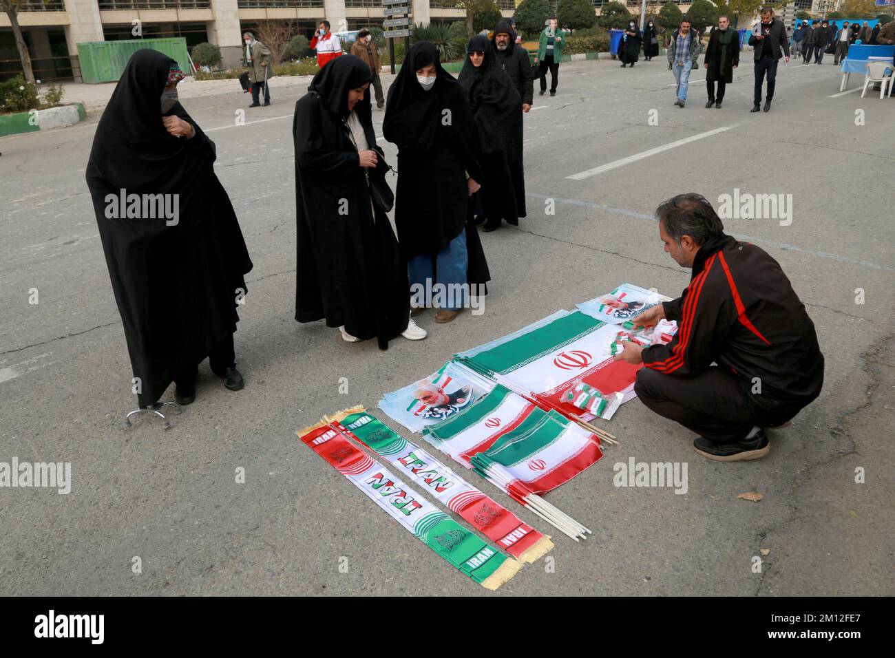 Teheran, Teheran, Iran. 9th Dec, 2022. Le donne iraniane velate guardano le bandiere iraniane dopo aver lasciato le preghiere settimanali del venerdì musulmano alla grande moschea Mosalla di Teheran, in Iran, il 09 dicembre 2022. (Credit Image: © Rouzbeh Fouladi via ZUMA Press Wire) Foto Stock