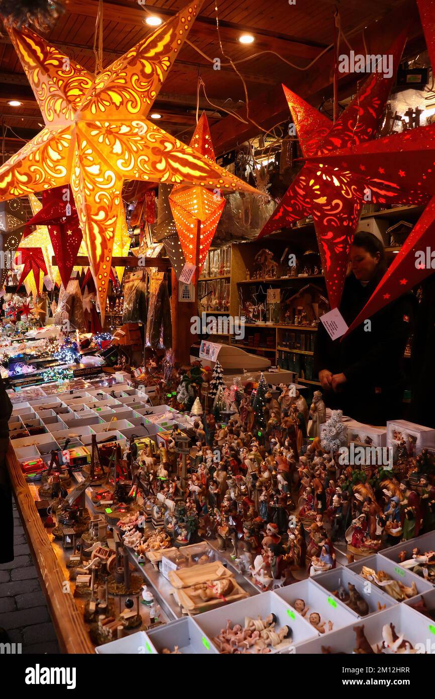Hanau, Germania - 15 dicembre 2019: Stelle appese sopra le decorazioni di Natale in una stalla ad un mercato di Natale ad Hanau, Germania. Foto Stock