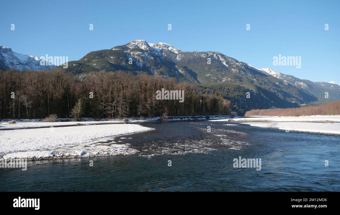 Paesaggio invernale della diga Eagle Run a Brackendale, Squamish, British Columbia, Canada Foto Stock