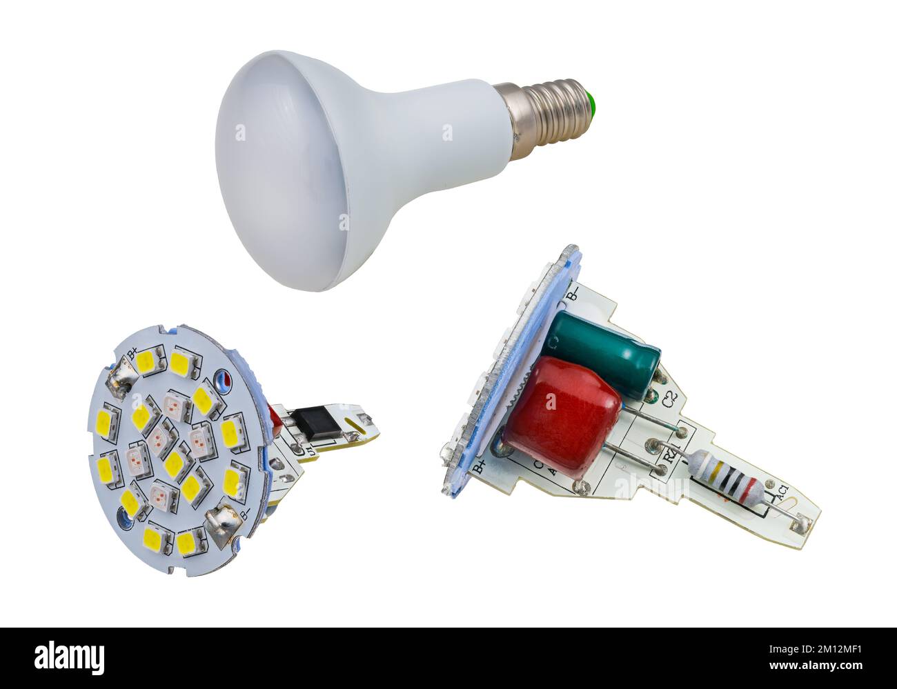 Lampadina a LED elettrica con componenti elettronici interni isolati su sfondo bianco. Lampada per uso domestico, condensatore, resistore e diodi sul circuito stampato di raffreddamento. Foto Stock