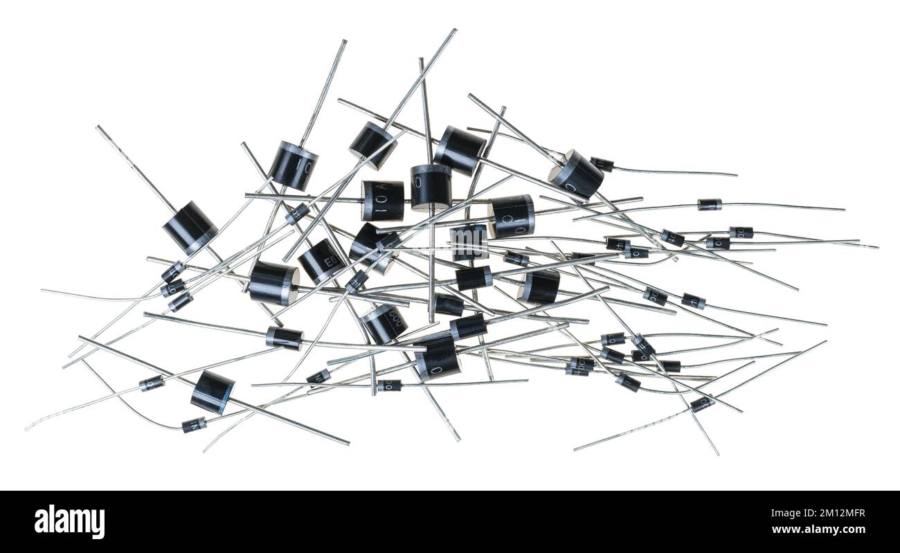 Vari diodi raddrizzatori in silicio a semiconduttore isolati su sfondo bianco. Gruppo di diversi tipi e dimensioni di componenti elettronici a due terminali. Foto Stock