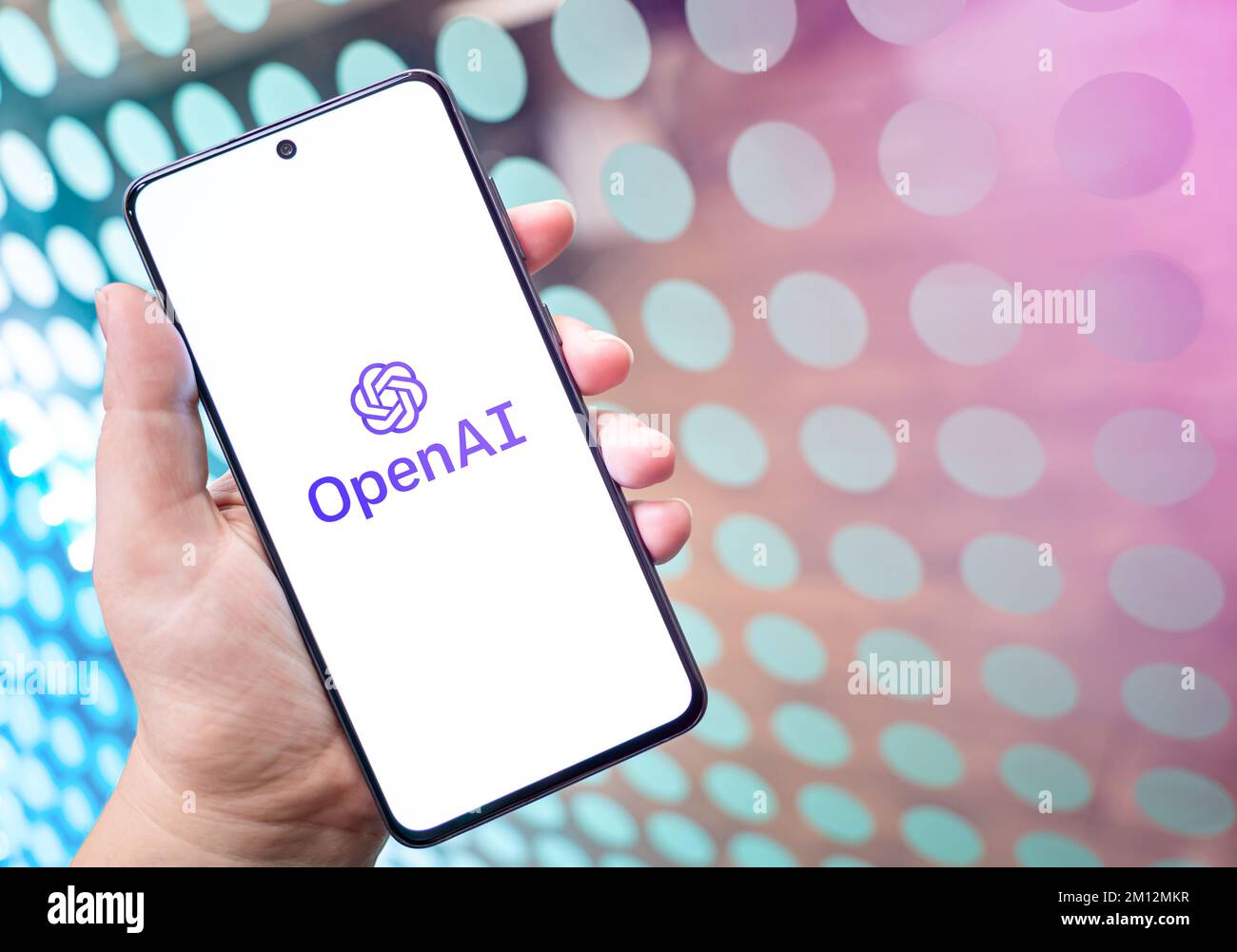 Logo OpenAI sullo schermo del telefono, sfondo colorato con spazio copia. Open ai è una società di ricerca di intelligenza artificiale. Include Dall-e e ChatGPT. Foto Stock