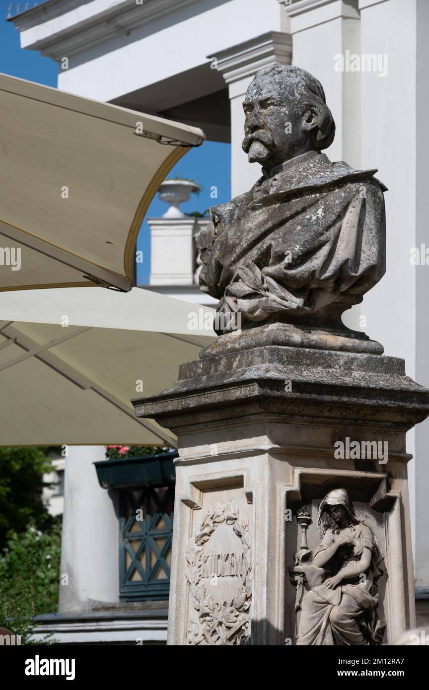 Germania, Meclemburgo-Pomerania occidentale, capitale dello stato Schwerin, monumento di fronte al ristorante Friedrichs Foto Stock