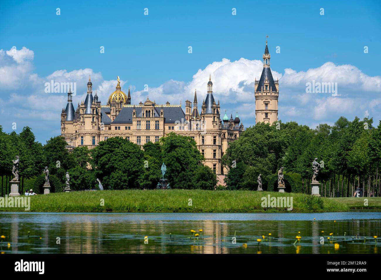 Germania, Meclemburgo-Pomerania occidentale, capitale dello stato Schwerin, castello di Schwerin, giardino del castello con canale trasversale Foto Stock